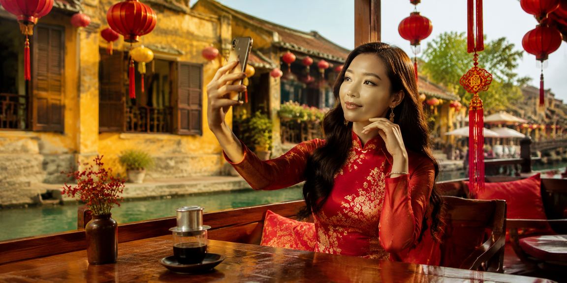 Người chơi baccarat tại Hội An thưởng thức trải nghiệm casino trực tuyến trong không gian cà phê